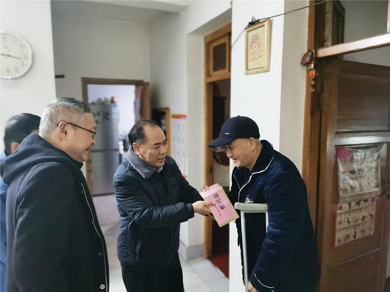 6��2��8����ʢϣο�ʵ�Ա����,�ּ��ж����ز���Ժ�ĸ�����_����_����.jpg