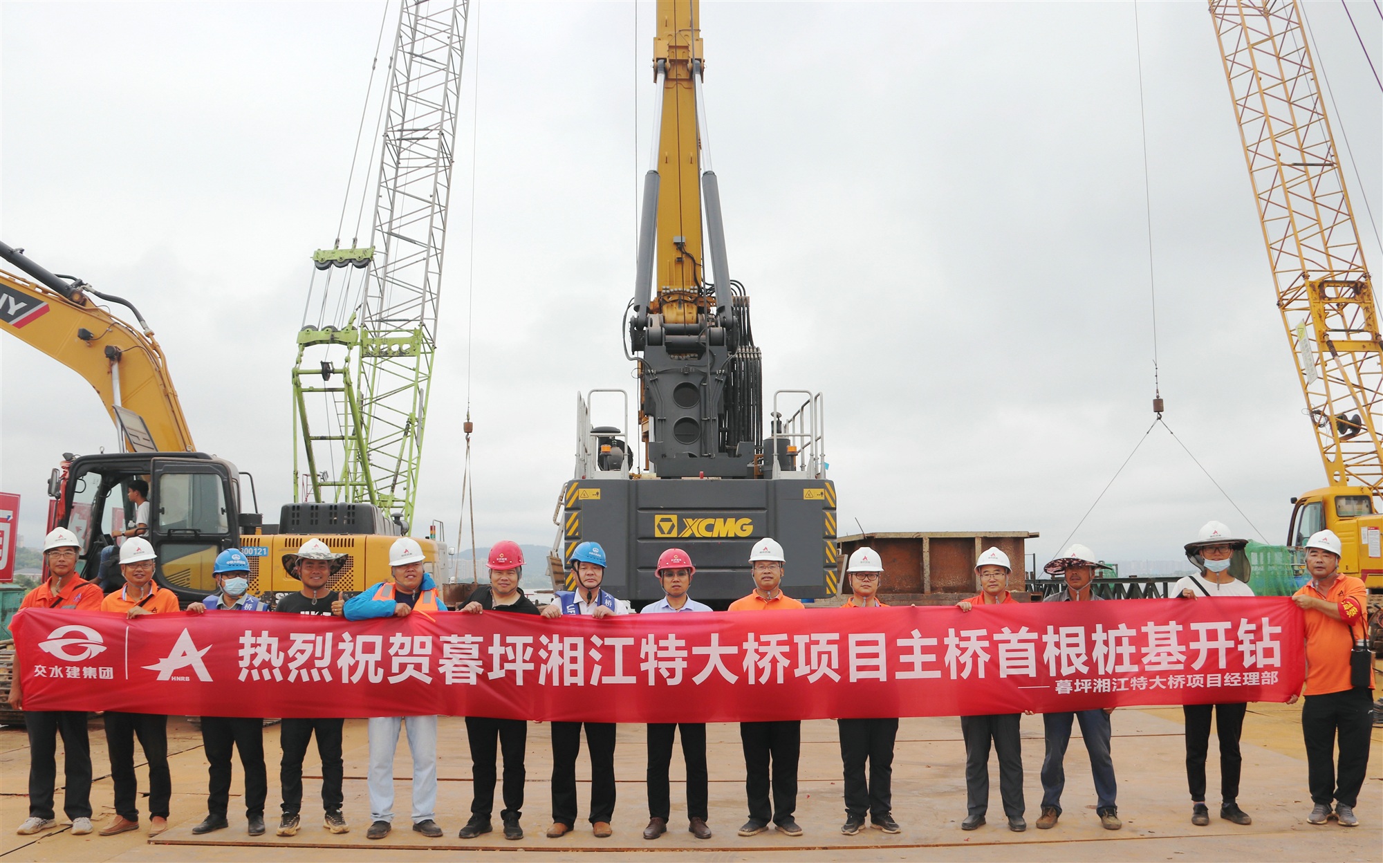 20211012622153.jpg 暮坪湘江特大桥主桥水中首桩顺遂开钻_副本.jpg